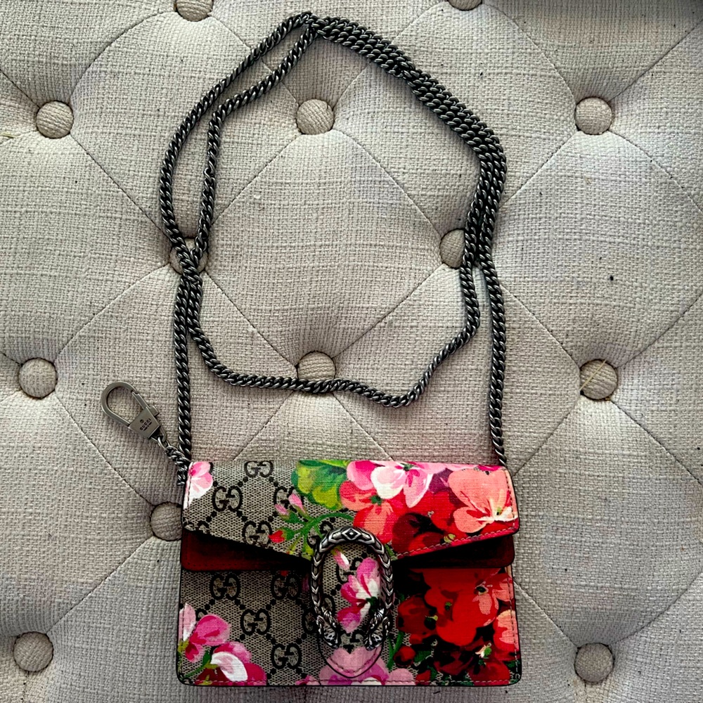 GUCCI GG Supreme Monogram Blooms Super Mini Dionysus Shoulder Bag